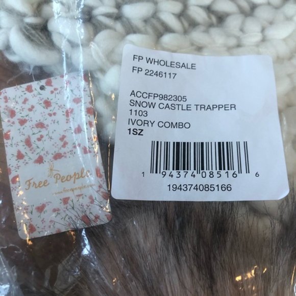 Free People Snow Castle Pom Pom Hat NWT - Picture 4 of 11